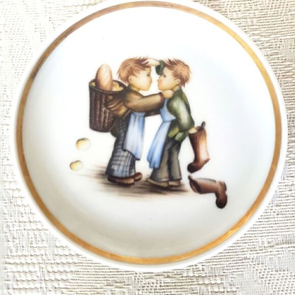 Lot of 11  Berta Hummel Miniature Plates - Picture 4 of 5